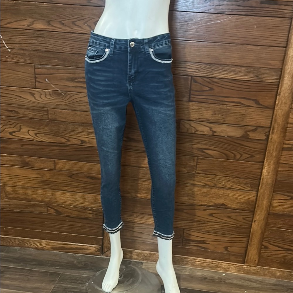 Dark Wash Cropped Jeans with Frayed Hem